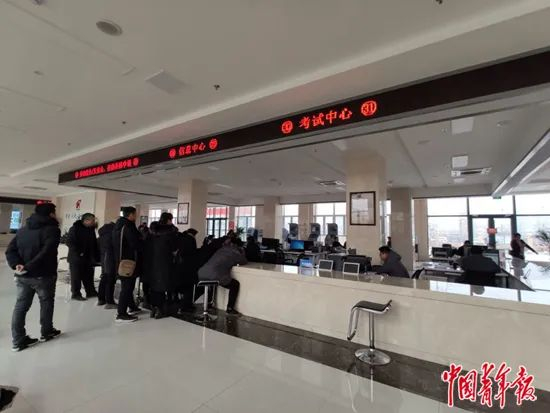  2019年12月，在鄄城县人社局排队办理业务的人们。中青报·中青网记者 刘言/摄