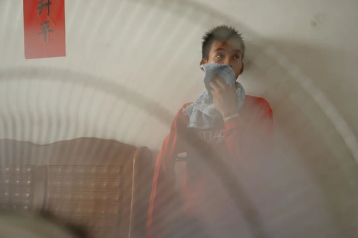  ▲张家城在家里二楼的客厅里做运球和体能训练，满脸是汗。新京报记者 王金淼 摄