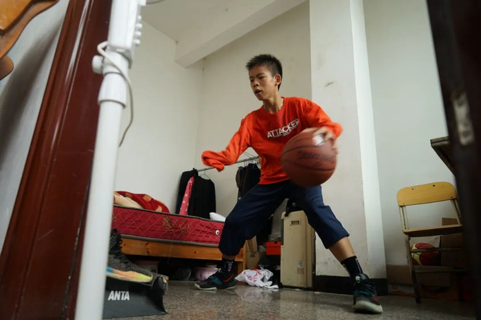  ▲张家城在家里二楼练球。新京报记者 王金淼 摄