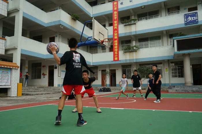  ▲张家城和朋友们一起打球。新京报记者 王金淼 摄