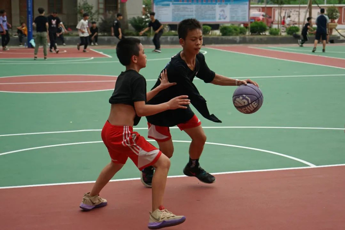  ▲张家城和小伙伴一起打球。新京报记者 王金淼 摄