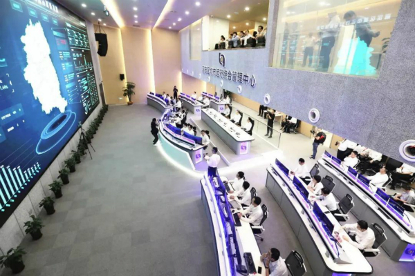 图说：嘉定区城运中心，各项指标在大屏幕上实时显示。嘉定区城运中心供图