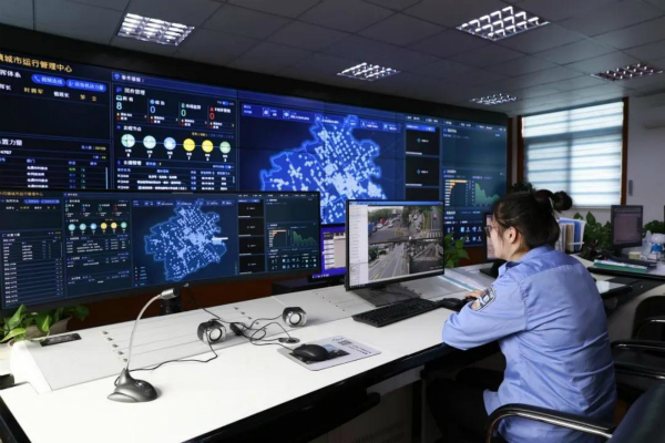 图说：嘉定区城运中心，各项指标在大屏幕上实时显示。嘉定区城运中心供图