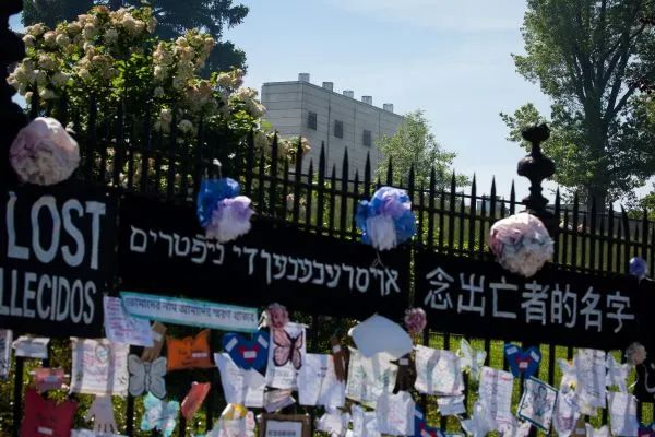 ▲这是5月27日在美国纽约一处墓园外拍摄的新冠逝者悼念墙。新华社发