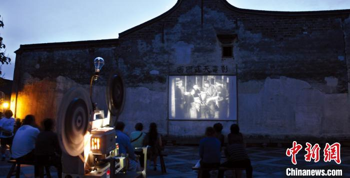 图为露天电影。乌镇景区供图 乌镇景区供图 摄