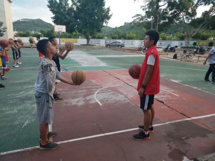  ▲2018年暑假，刚接触篮球时的张家城，教练在教他动作。受访者供图