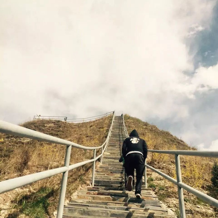 那些民谣歌手的成名曲，连起来就是一首诗