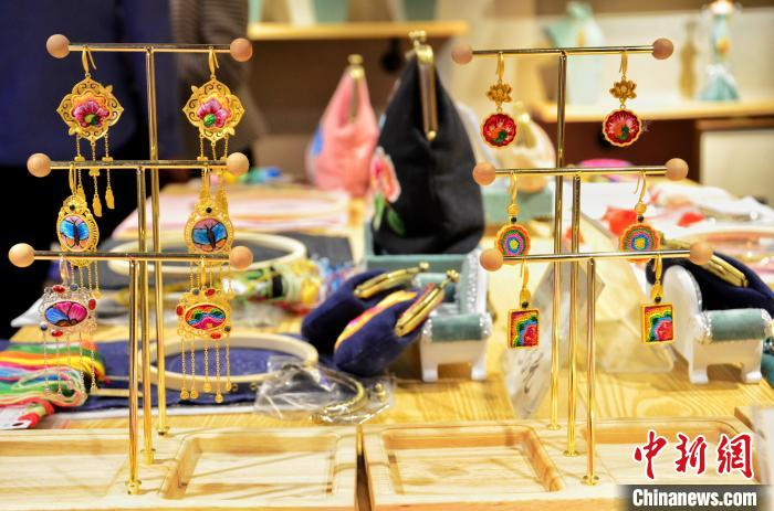 图为青之绣坊内的“青绣”耳环。　鲁丹阳 摄