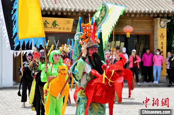 图为非遗传承人表演民俗舞蹈《竹马子》。　鲁丹阳 摄