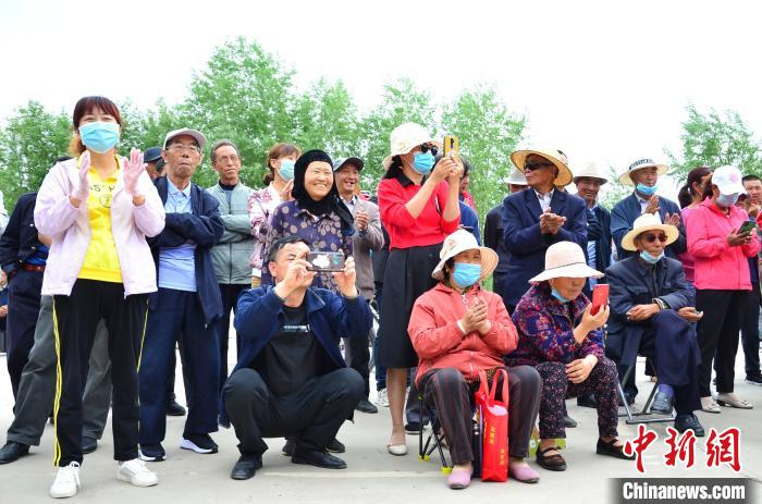 图为活动现场的观众们兴致勃勃地观看非遗展演项目。　鲁丹阳 摄