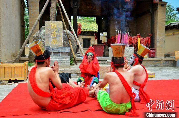 图为非遗传承人表演祭祀舞《五鬼顶灯》。　鲁丹阳 摄