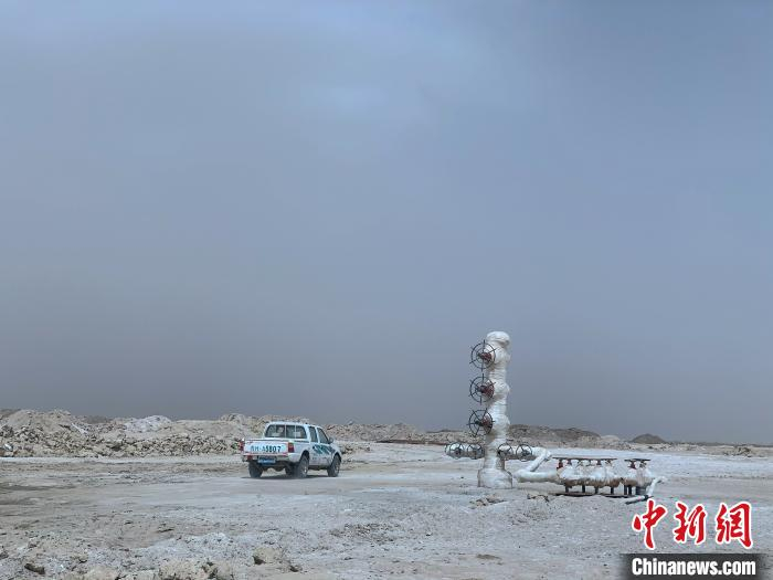 图为熊海明开着车去下一口井巡查。　孙睿 摄