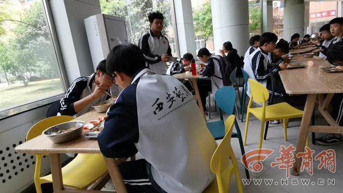 记者看到，中午时间，学校食堂里都是吃饭的学生，有的学生穿着印有“西安艺高”字样的校服。