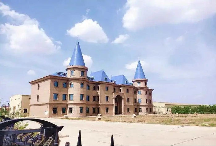 ▲盛产红酒的红寺堡当地有很多酒庄，也成了京东小哥经常出入揽收送货的地方。