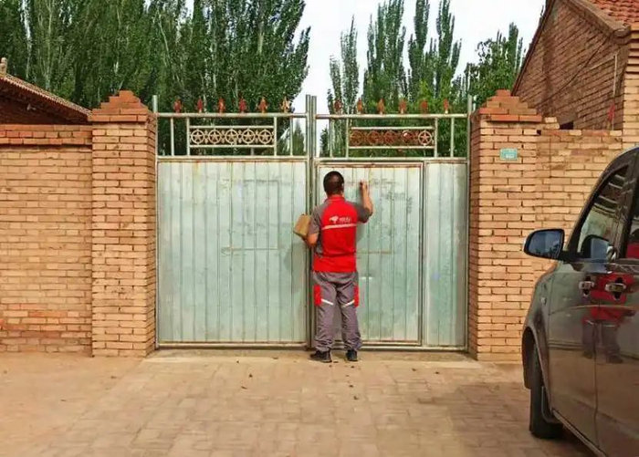 ▲即便在村里，京东小哥也会根据需要送货上门。