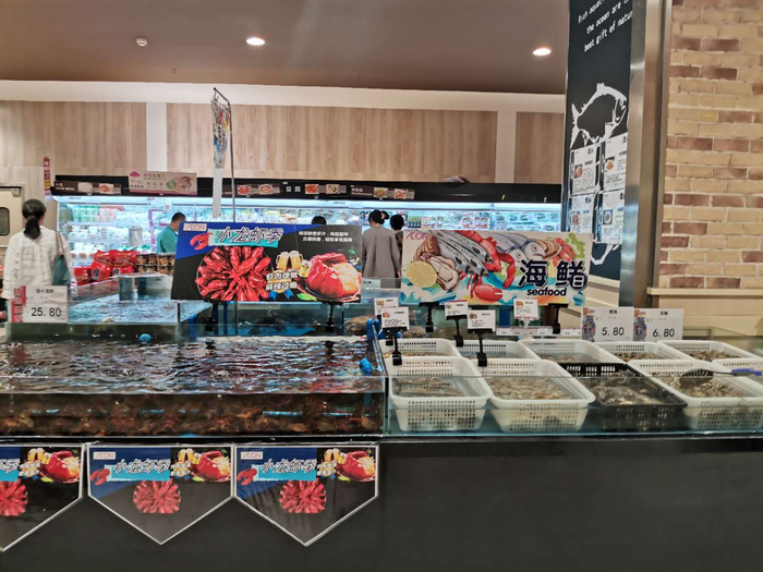 冻鲜、活鲜等正常销售，三文鱼及其相关产品下架。新京报记者 张晓荣 摄