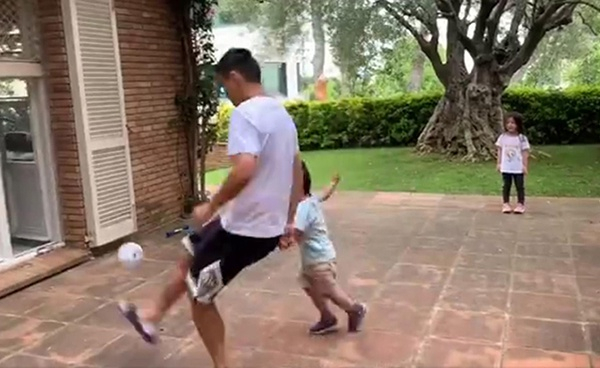 武磊在自家小院与儿女一起踢球嬉戏。视频截图