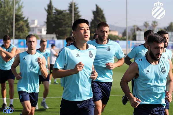 武磊康复后跟队西班牙人训练。