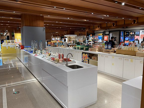 空置店铺，但诚品生活摆满物品并不售卖。张子怡摄