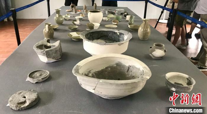 望京门城墙遗址出土器物。　李典 摄