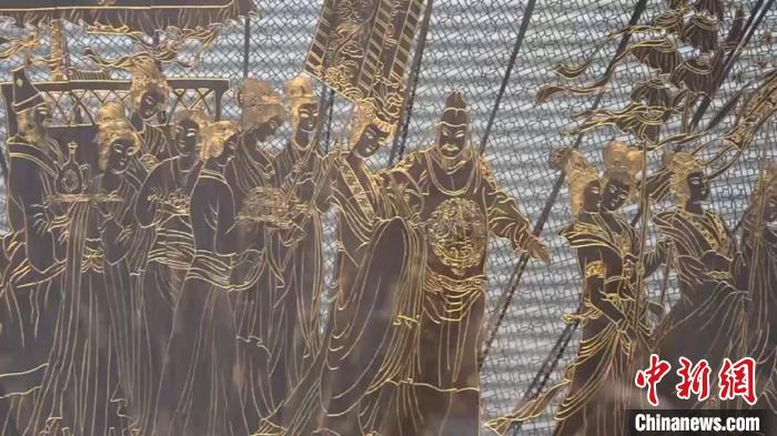 邢伟中作品——黑檀浅刻描金扇《贵妃出巡图》在现场展出。　徐明睿 摄