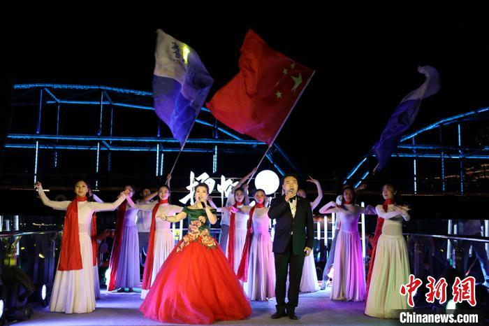 图为毕业生合唱。　李亚妮 摄