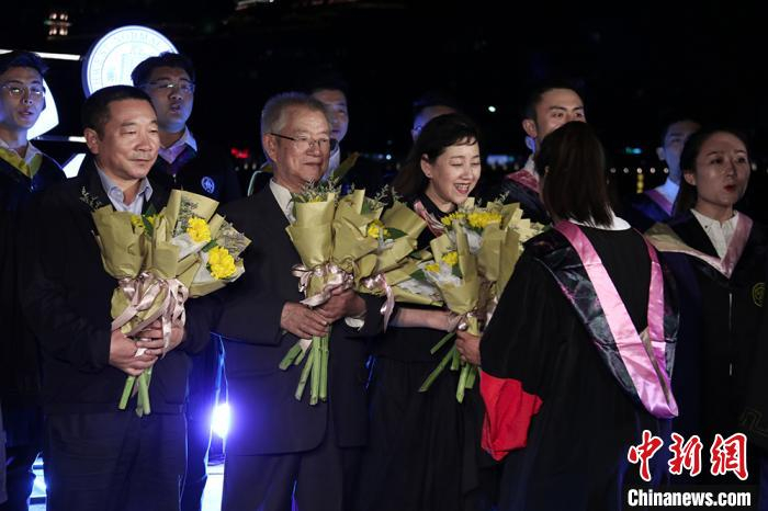 图为学生给老师献花，感谢师恩。　刘玉桃 摄
