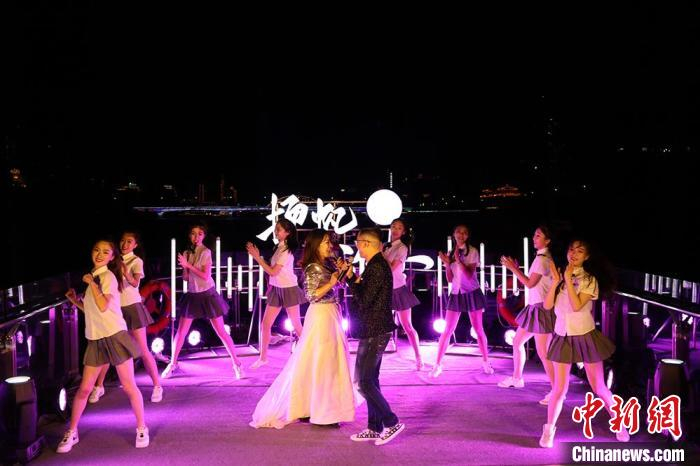 图为学生表演。　刘玉桃 摄