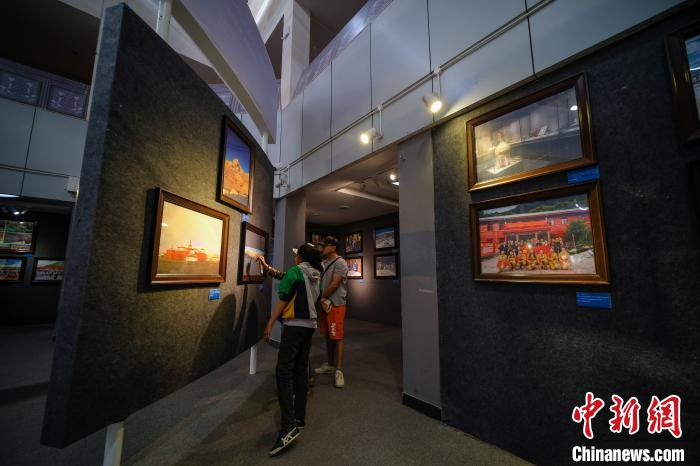 图为市民观看西藏文化遗产主题图片展。　何蓬磊 摄