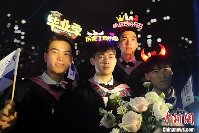 图为毕业生惜别同窗。　刘玉桃 摄
