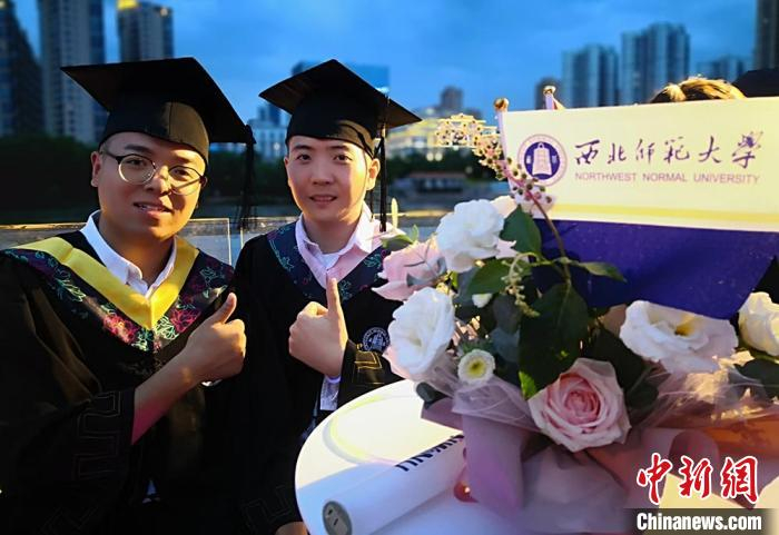 图为毕业生合影留念。　刘玉桃 摄