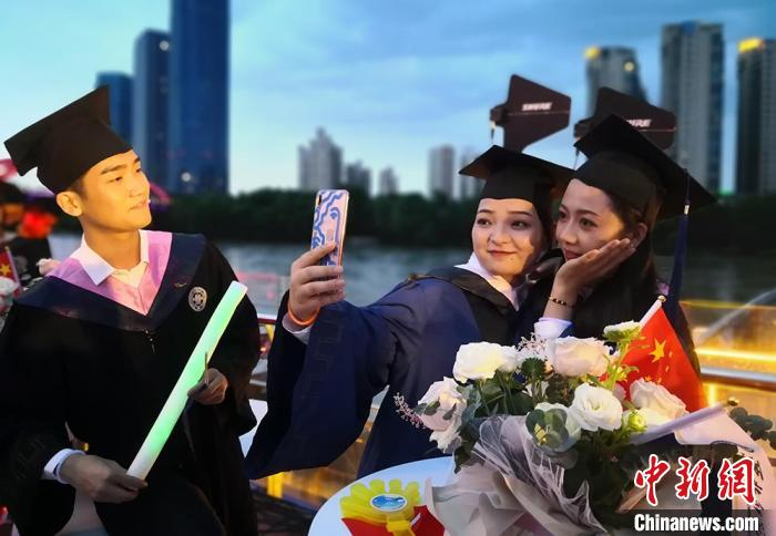 图为同学们黄河上合影。　刘玉桃 摄