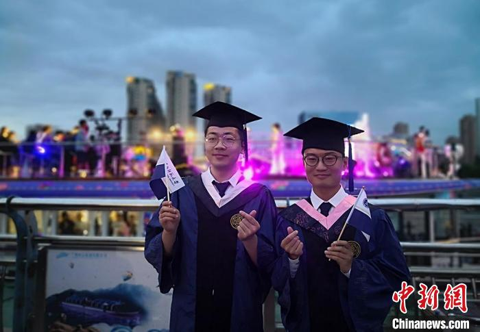 图为自小学起就为同窗的“好兄弟”研究生毕业合影留念。　刘玉桃 摄