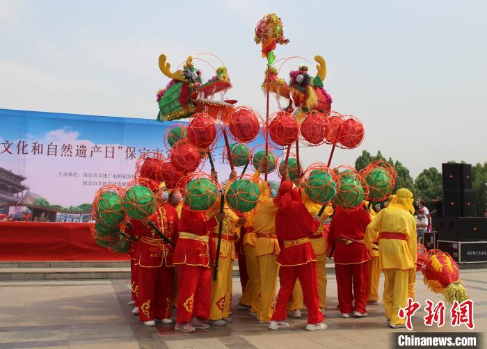 河北省级“非遗”清苑绣球龙灯表演之“二龙逗宝珠”。　徐巧明 摄