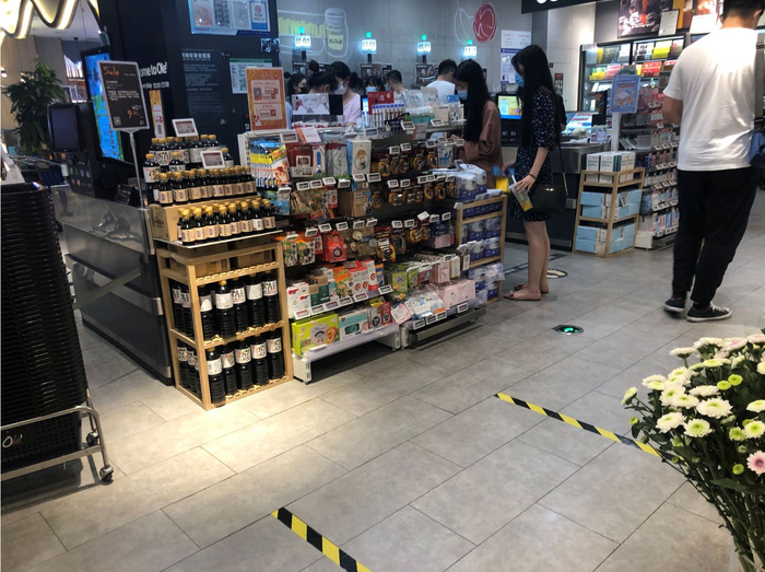 收银通道一米线提示。新京报记者 王萍 摄