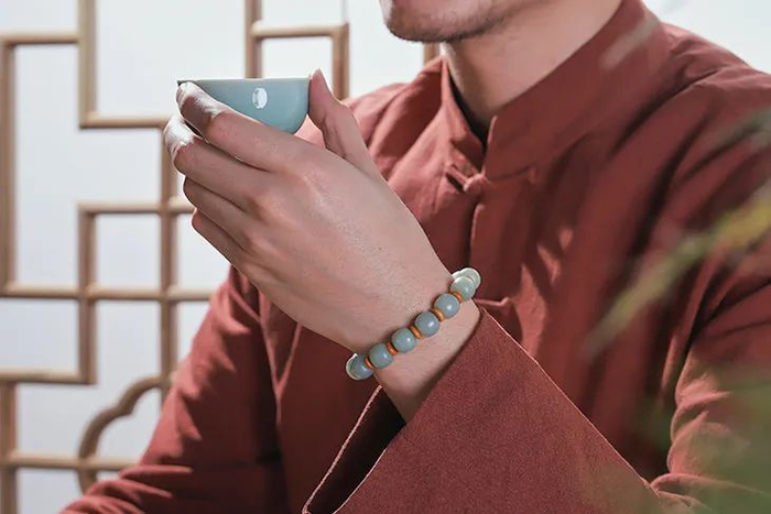 △14颗直径为12mm的珠子，14个隔片，用适合直径约8cm手围的弹力线串成