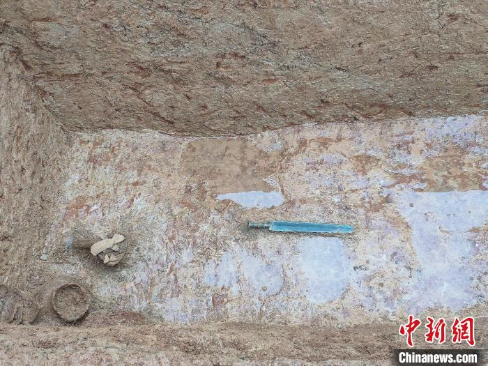 待清理、起取的相关器物。　王昊昊 摄