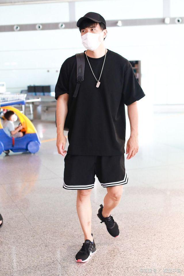 何洁前夫赫子铭穿短T热裤亮相北京机场，身材高大造型简约又帅气