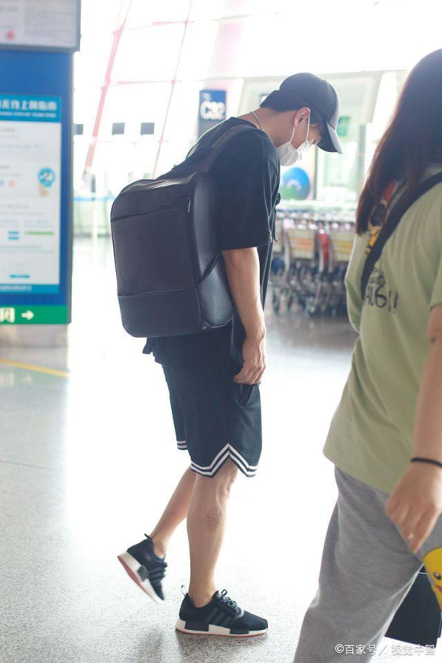 何洁前夫赫子铭穿短T热裤亮相北京机场，身材高大造型简约又帅气