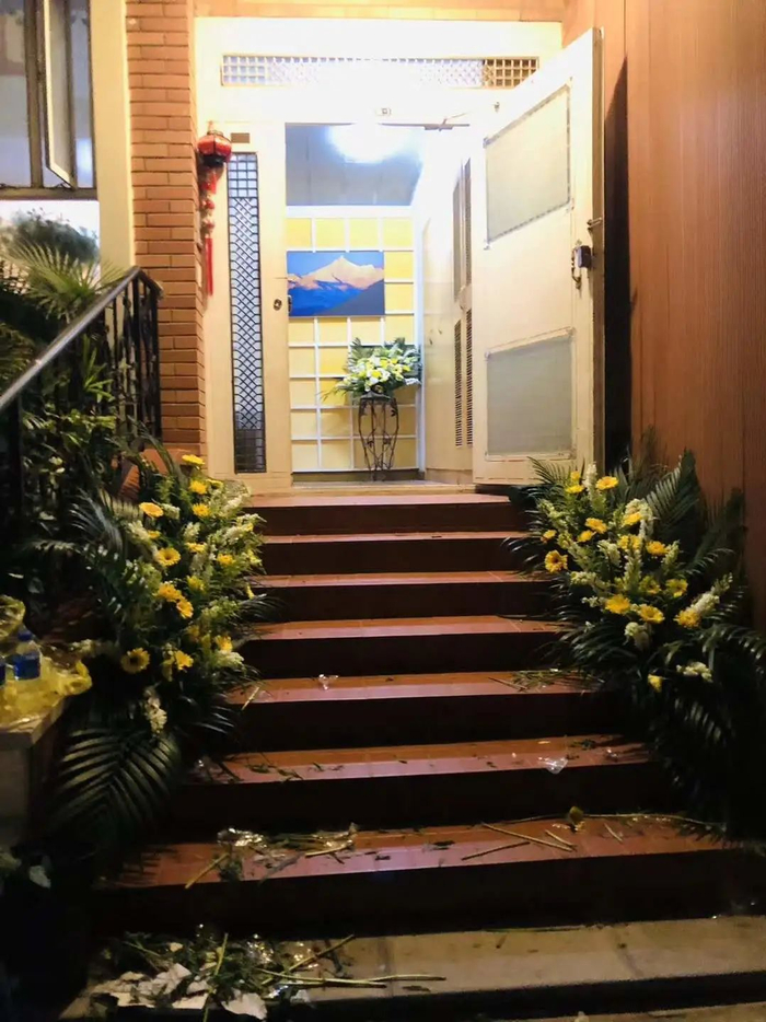  杨维骏的家门敞开，随时接待来悼念的人。受访者供图