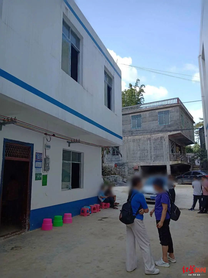 ▲在弄邓屯，一家生好几个孩子并不罕见，但因为此前的报道，大量媒体涌向韦国则家，他的安置房门口，摆满了招待记者的小板凳