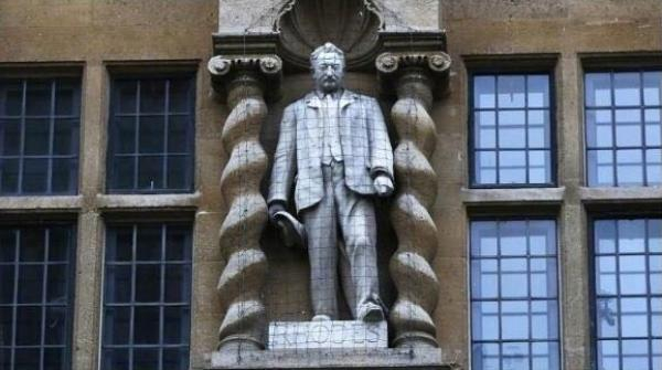 牛津大学中的塞西尔·罗兹像