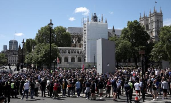 6月13日，伦敦“黑人的命也是命”示威游行中，大量抗议者包围着已经做好“防护”的丘吉尔像。