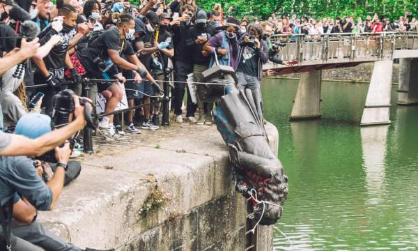  “黑人的命也是命”抗议者将爱德华·科尔斯顿的雕像推入艾芬河中。