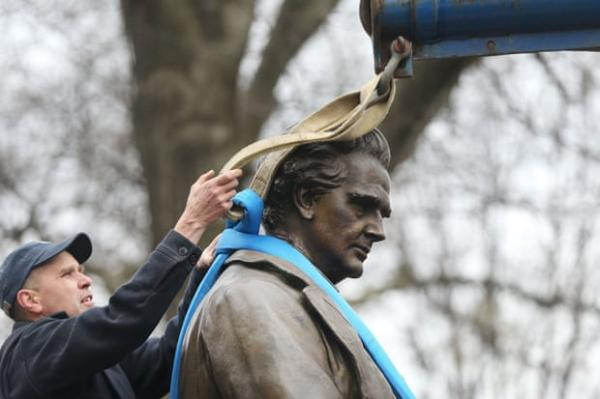 2018年，纽约市詹姆斯·马里恩·西姆斯（James Marion Sims）的雕像被搬迁。