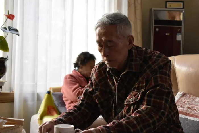  2019年10月，在昆明家中的杨维骏和老伴王婉琦。新京报记者 张惠兰 摄