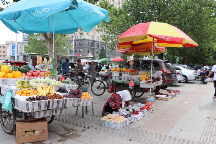 　临路旁“黄金”摊位