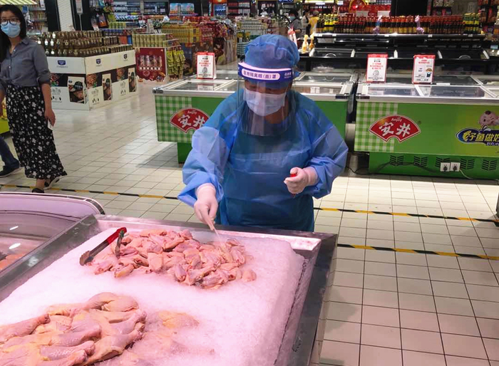 平谷区疾控中心对禽肉类进行采样监测。摄影/新京报记者 陈琳