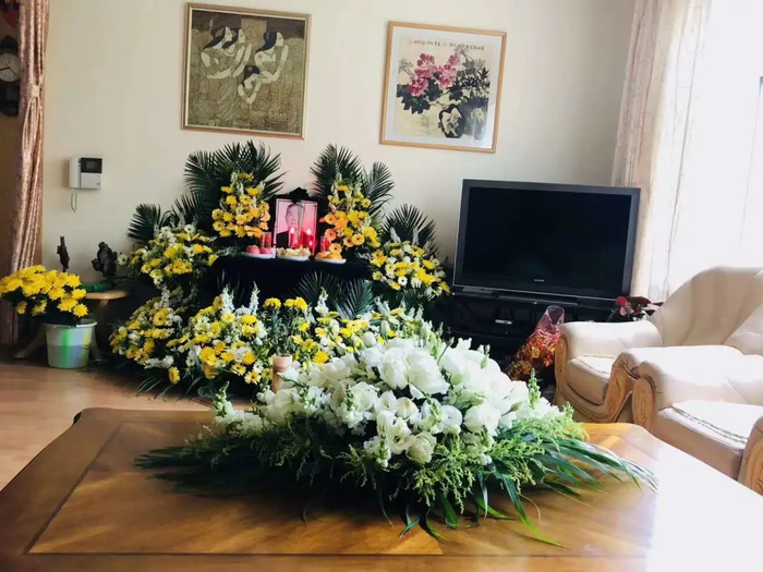  杨维骏的家中，亲人设立了悼念灵堂。受访者供图