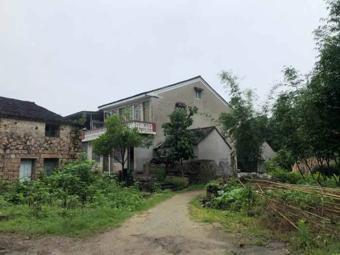 彭小英夫妻在霞岙村居住的二层小楼。新京报记者杜雯雯 摄